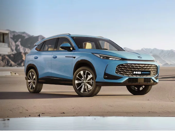 Front-side view of the all-new MG HS Hybrid+ SUV showcasing its bold black grille and slim LED headlights.