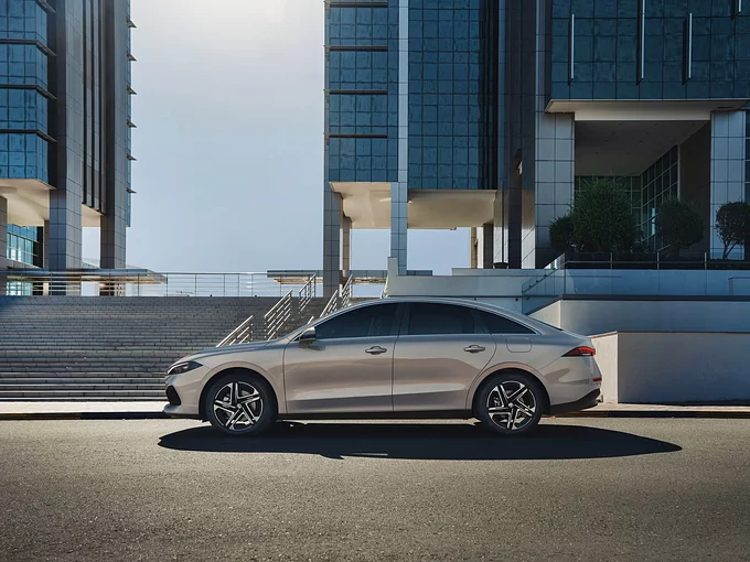 Detailed view of the MG 8 PHEV highlighting advanced DMH Super Hybrid Technology and record-breaking range.