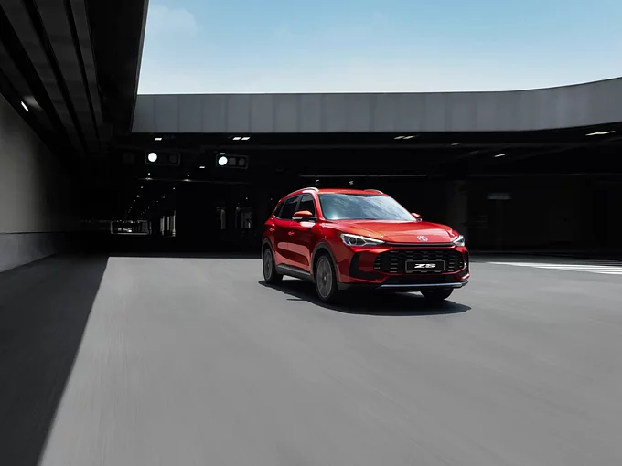 Sleek side profile and 18-inch alloy wheels of the all-new MG ZS SUV.