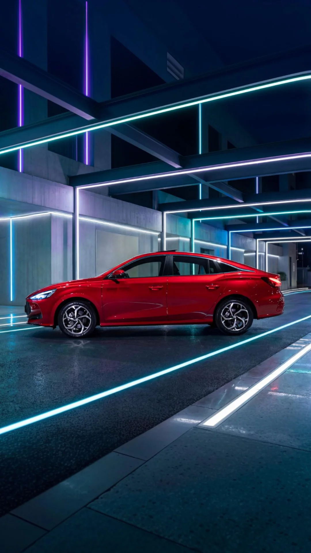 تصميم فاستباك انسيابي يعزّز الفعالية الإيروديناميكية بينما يُبرِز أكثر المظهر الظلّي الجانبي الرياضي لسيارة إم جي GT