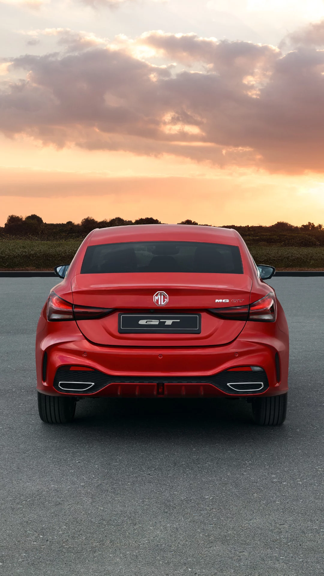 جناح خلفي إيروديناميكي مع حافة بارزة ومائلة تحسّن الدفق الهوائي وترتقي باللمسات الجمالية الرياضية