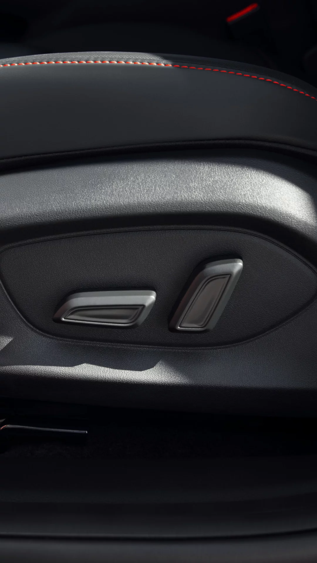 مقعد للسائق قابل للتعديل كهربائياً بحيث يحسّن مستويات الراحة خلال الرحلات الطويلة