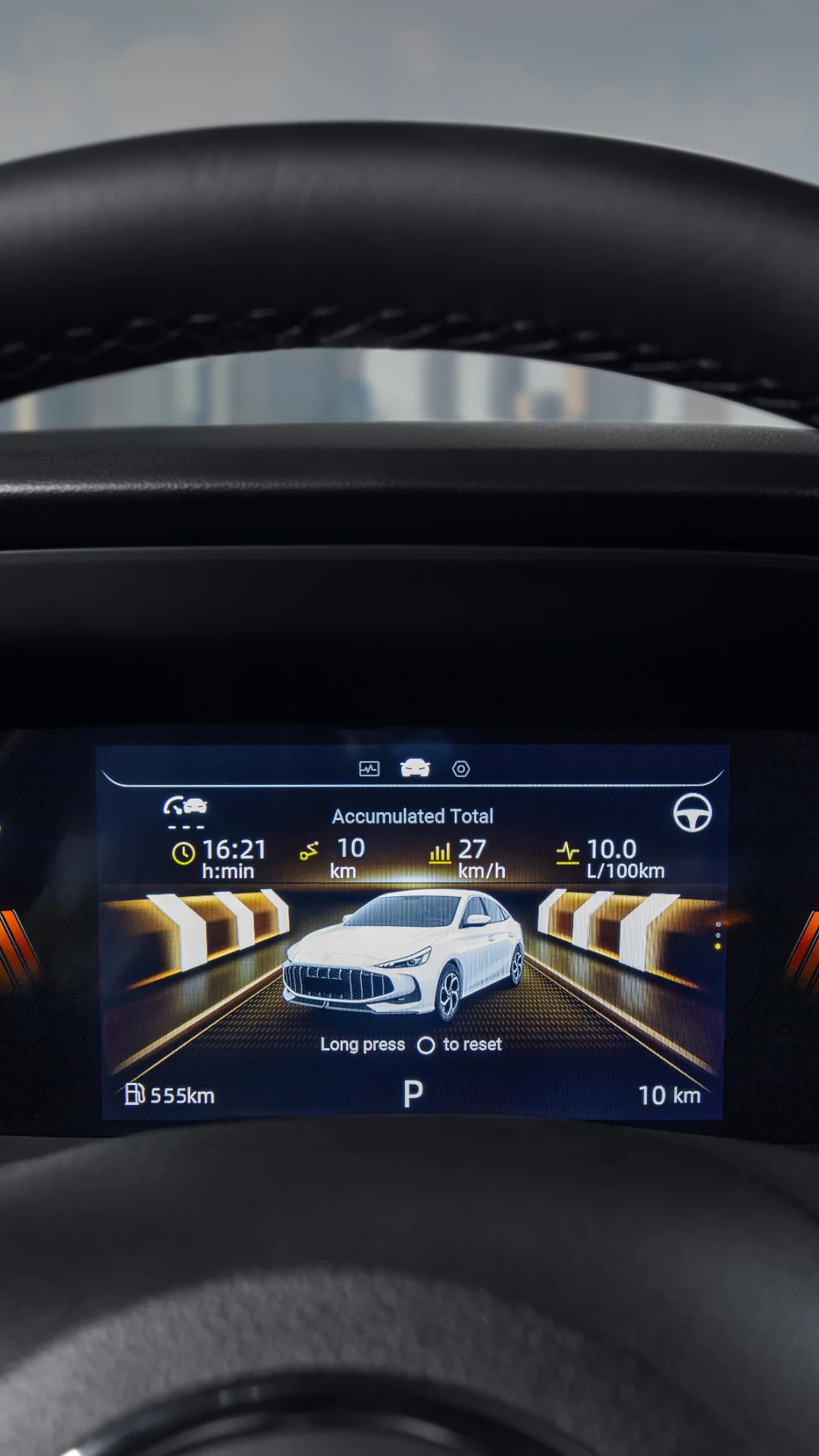 لوحة عدّادات رقمية بالكامل توفر بيانات في الوقت الفعلي عن القيادة