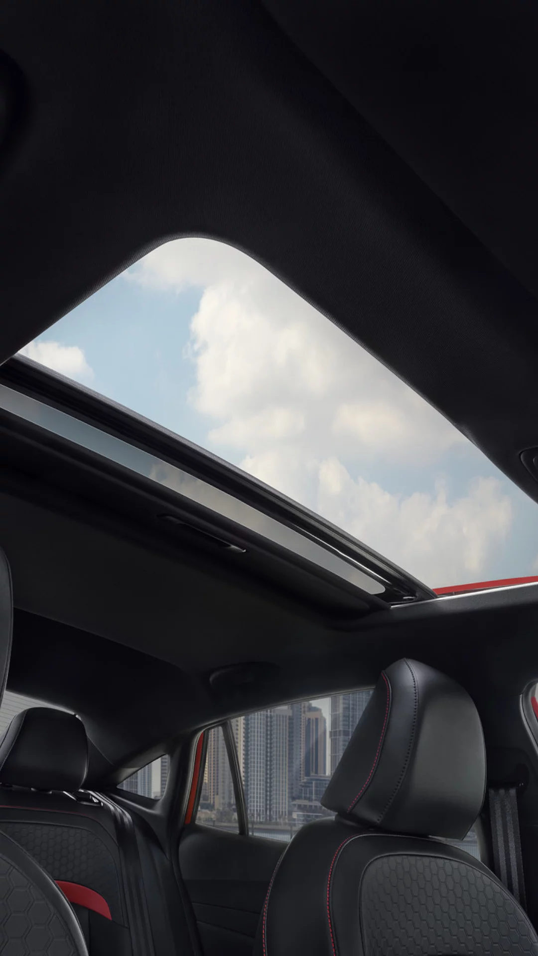 فتحة سقف تفتح بشكل واسع بحيث ترتقي بالبيئة الداخلية للمقصورة عبر توفير المزيد من الإنارة الطبيعية