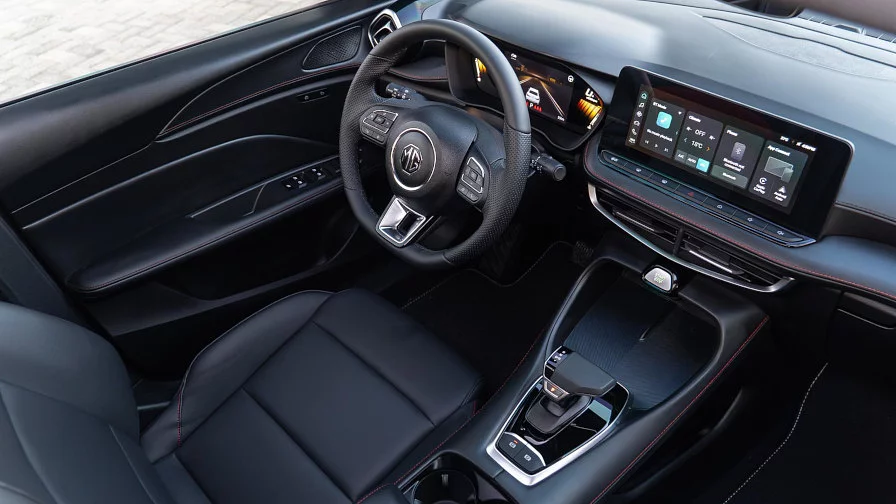 المقصورة الداخلية لـ إم جي GT